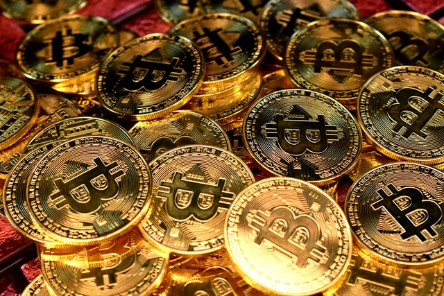 Eine goldene Bitcoin-Münze auf einem Haufen