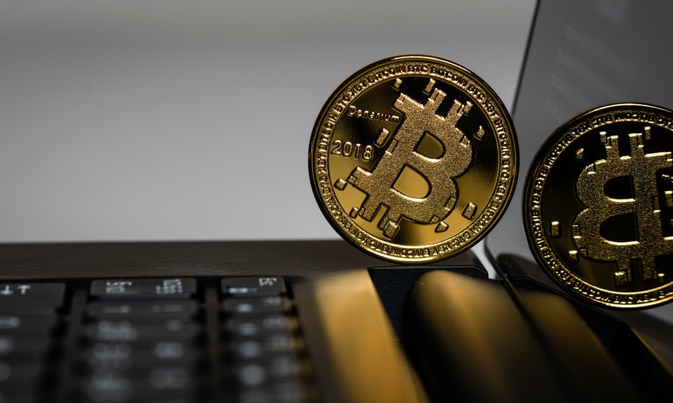 Bitcoin-Mnze auf einem Laptop